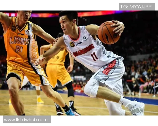 易建联带领广东宏远蝉联CBA总冠军，成为CBA传奇巨星